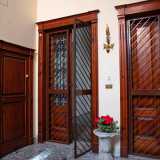 Sulla destra una porta in legno ci conduce all�interno dell�appartamento che si sviluppa per un totale di 450 metri quadri